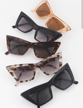 Cargar imagen en el visor de la galería, Call Me Cateye sunglasses
